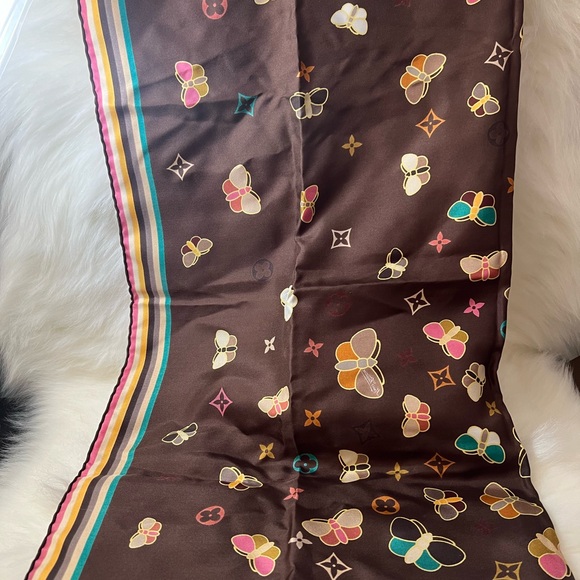 Louis Vuitton SILK NECKERCHIEF🖤🤎💛 - Picture 4 of 7